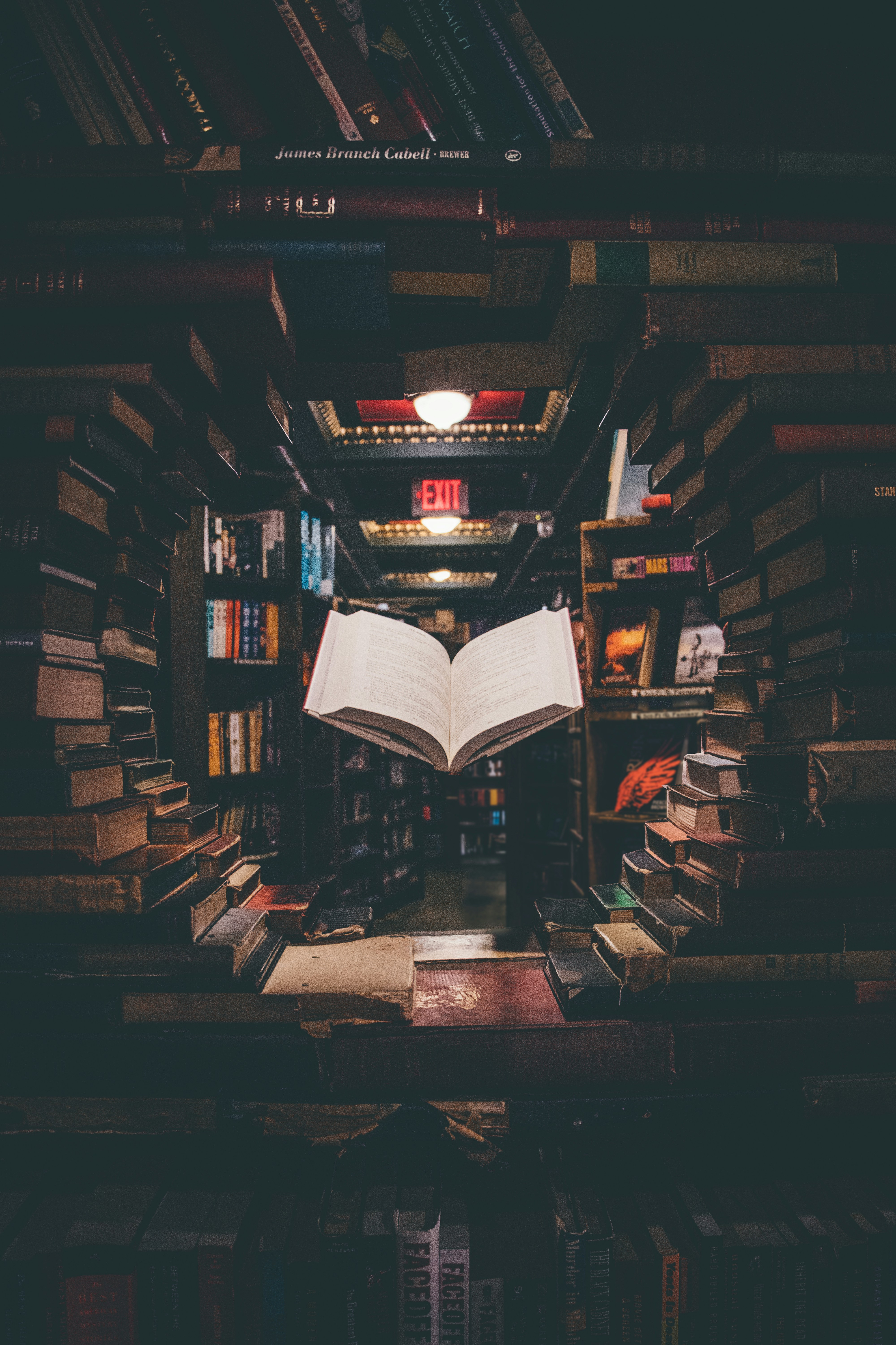 Regał w bibliotece